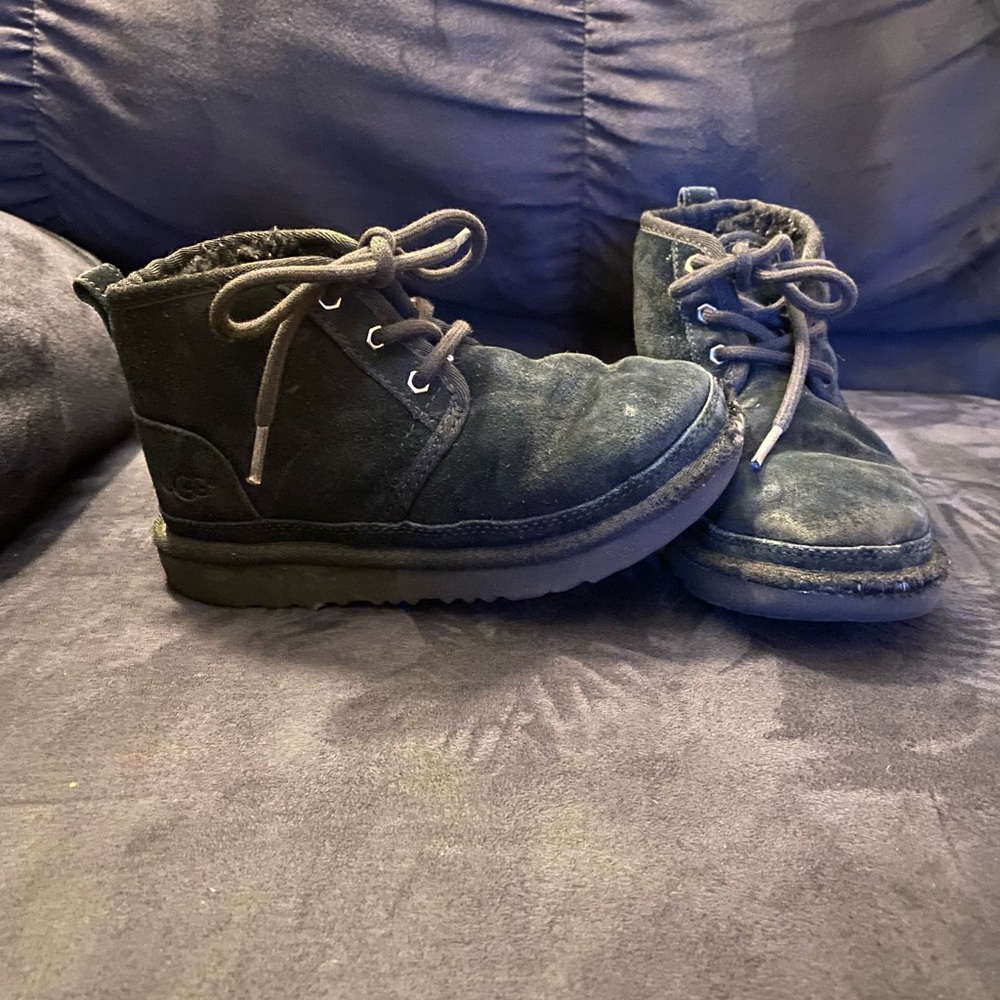 Unisex black UGG boats